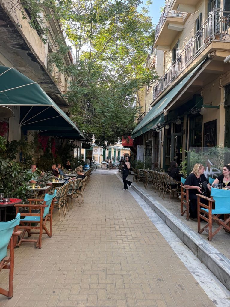 Le pittoresche stradine di Psiri stracolme di locali e ristoranti