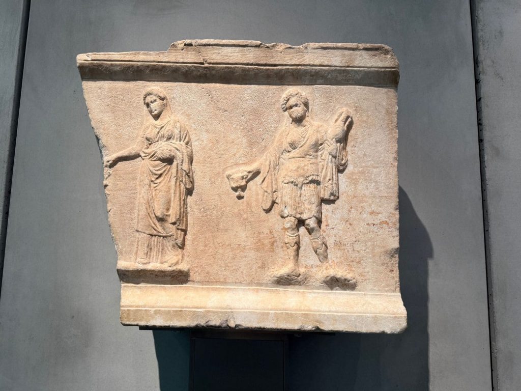 Placca in rilievo raffigurante Dioniso, Museo dell'Acropoli di Atene