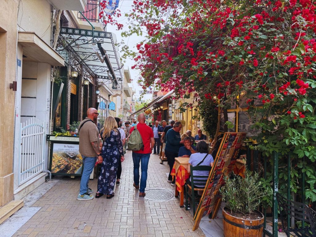 Stradina pittoresca nel quartiere Plaka ad Atene