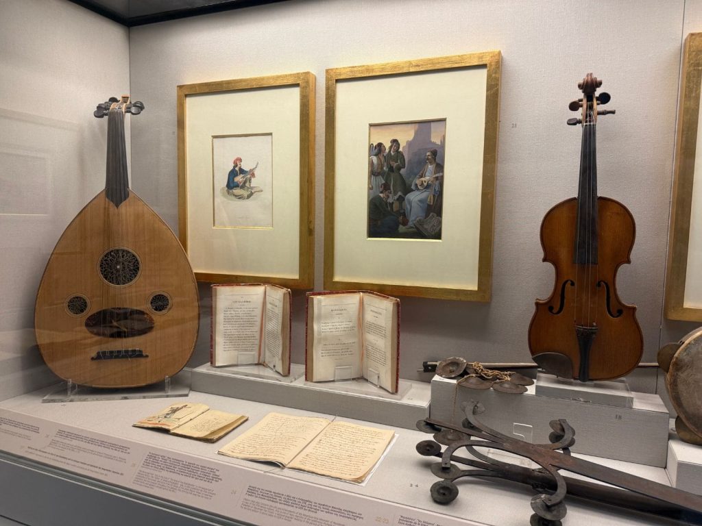 Strumenti musicale e altri oggetti, nel Museo Benaki