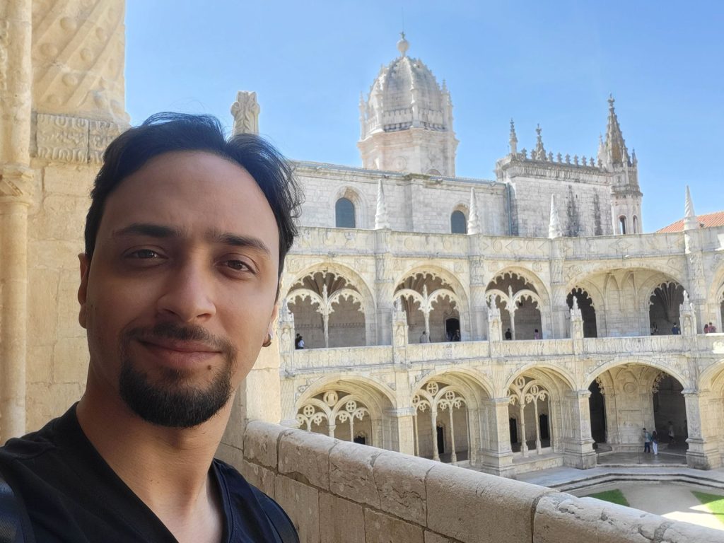 Foto molto spontanea davanti al chiostro del Monastero do Jeronimos