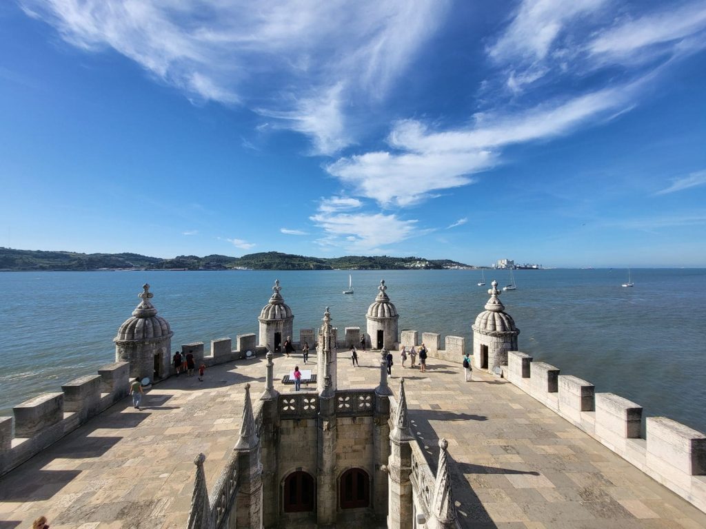 Vista sul Tago dalla Torre di Belém a Lisbona