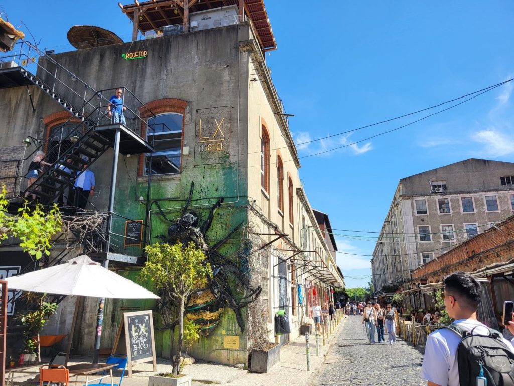 murales alla LX Factory a Lisbona